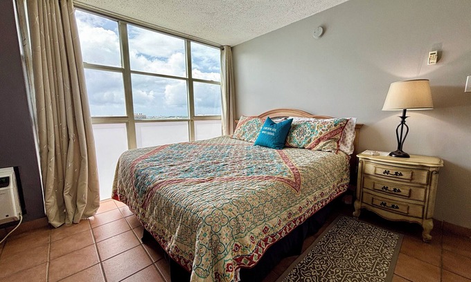 Rio Piedras Apartamento | City Skyline from 17th Floor - Parking & Gym