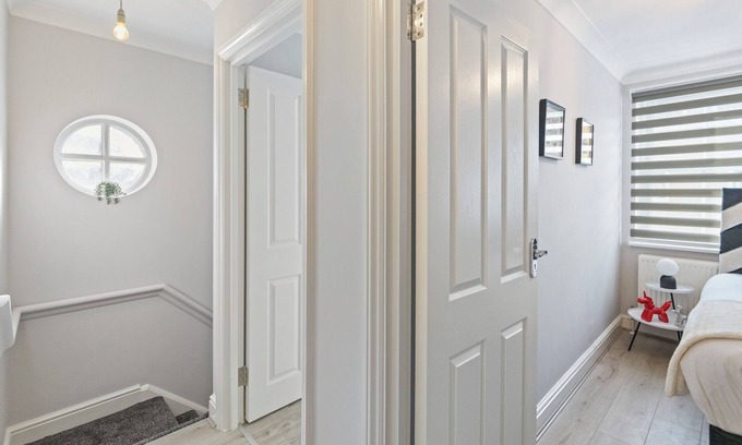 Bow West Casa | City Sophistication: Chic 3-BR for Modern Living