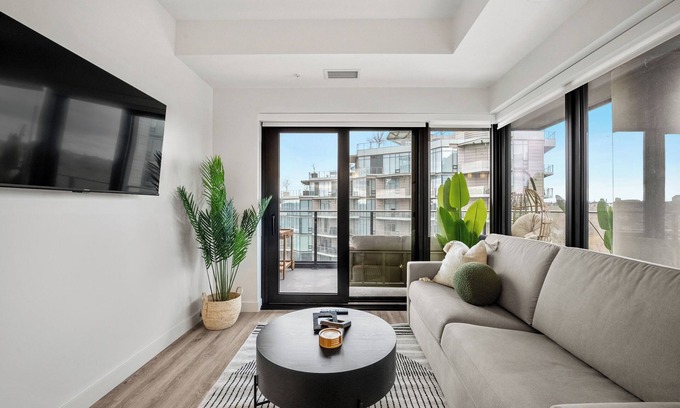 Eau Claire Apartamento | City Sophistication w 2 BR River View, Parking, Office