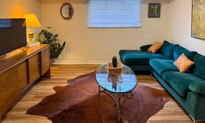 Johnson City Apartamento | City Vibes + Nature Trails! Relax in our comfy 2BR—perfect base for exploring Johnson City & beyond.