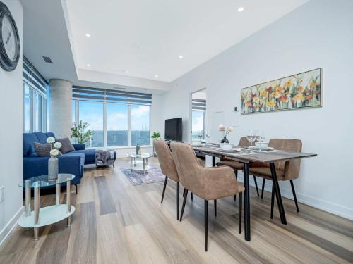 Kitchener Apartamento | City View 1BR Condo - King Bed & Private Balcony