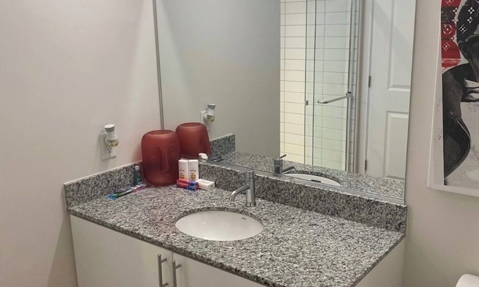 Downtown Baltimore Apartamento | City view close to M&TRavens stadium hospital adult nightlife and kid activities
