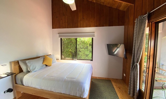San Isidro Cama Y Desayuno | City view for a cozy Bedroom for Two