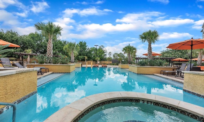 Washington Ave./ Memorial Park Condominio | City View & Poolview Apartment With Full Kitchen 2 Bedroom Apts by Redawning
