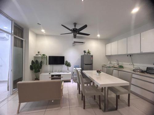Downtown George Town Apartamento | City View & Sea View Mansion One Gleneagles Gurney Komtar George Town by Cozy Cottage Haven