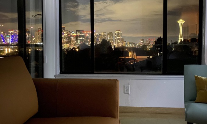 East Queen Anne Condominio | City View Top Floor Free Parking