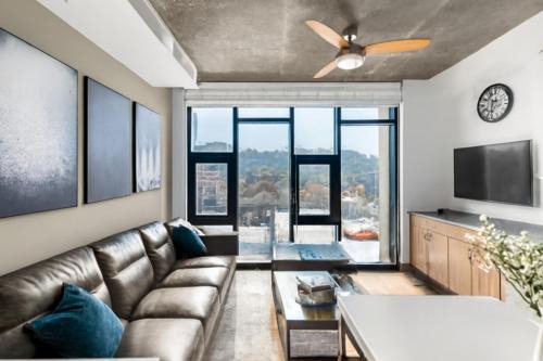Five Points South Apartamento | City Views 2BR Floor-to-Ceiling Windows