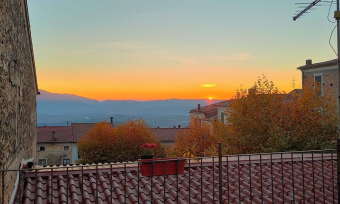 San Donato Val Di Comino Apartamento | Civic 13 vacation home, terrace and fireplace, a relaxing oasis for families and friends