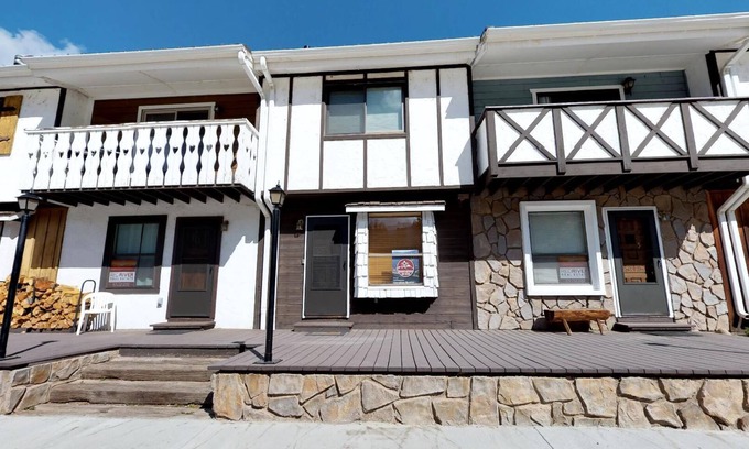 Red River Apartamento | Claim Jumper # 4 es una casa adosada de dos habitaciones que da a los estanques de pesca de la ciudad, retrocede hasta el río,