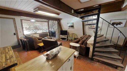 Red River Casa | Claim Jumper A-Frame 2 - On The River - WiFi - Cable - Wood Burning Fireplace