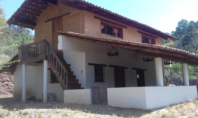 Mascota Casa | La cabaña de Clara en las montañas de Jalisco, México.