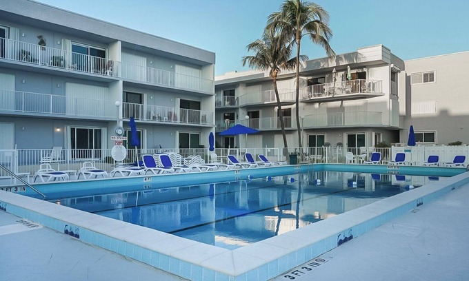 Key Colony Beach Casa | Clara`s Ocean Gem Condo 2bed 2bath third floor wit