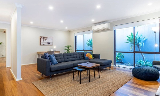 Claremont Casa | Claremont Calmness is a beautiful spacious pet friendly home in the heart of Claremont.