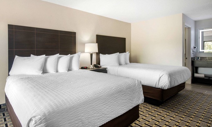 Kissimmee Hotel | Clarion Inn & Suites Kissimmee-Lake Buena Vista South