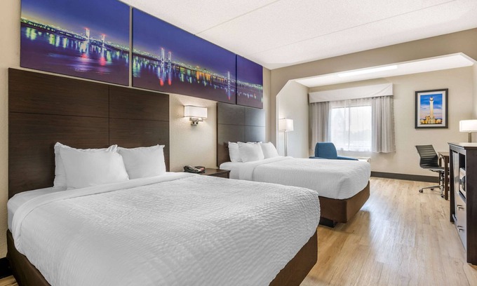 Jeffersontown Hotel | Clarion Pointe Louisville East