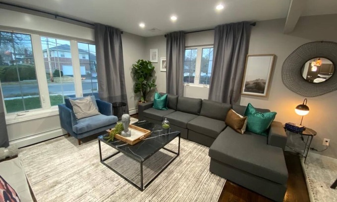 Baldwin Casa | Clarissa's Paradise Cozy 5-bedroom house in Baldwin with Central Air, WiFi patio