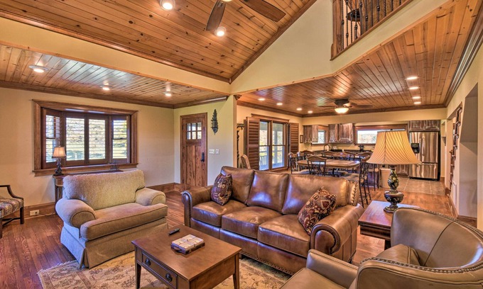 Clarkesville Cabina | Clarkesville Ranch Cabin w/ Screened-In Porch!