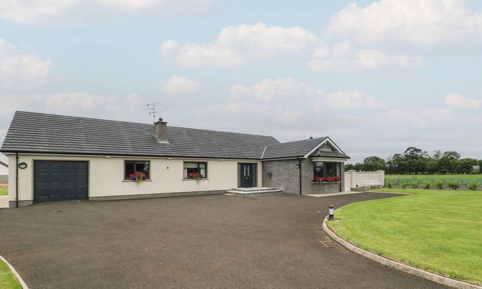 Limavady Cabaña | CLARMES HOUSE, pet friendly, with a garden in Limavady