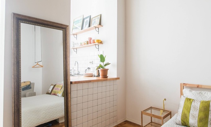 Vake-Saburtalo Apartamento | Classic 19th-Century Retreat with Airy, Bohemian Vibes