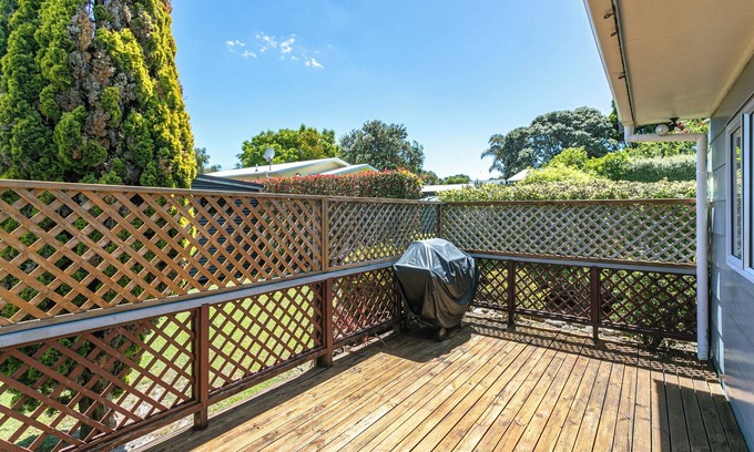 Whiritoa Casa | Classic 2BR Whiritoa Bach + Sleepout – Walk to Beach, Lagoon, and Scenic Trails