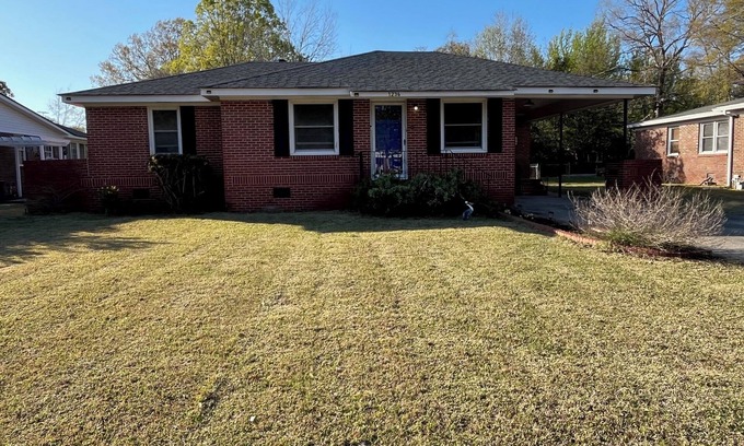 Hanahan Casa | Classic 3-bedroom 2-full bath Bungalow in Old Hanahan with Sunroom and Yard
