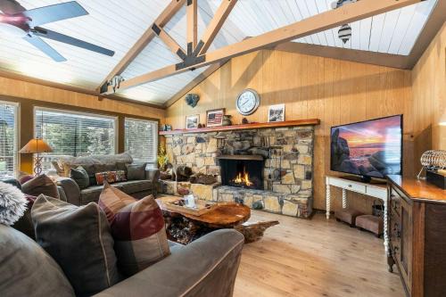Cedar Flat Casa | Classic 3BD Tahoe Cabin with Hot Tub