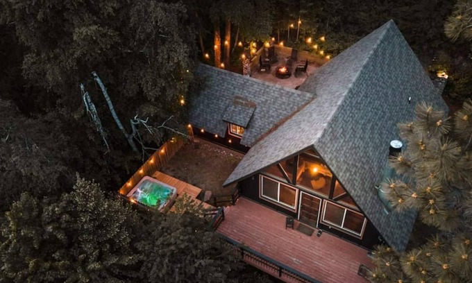 Whitefish Casa | Classic A-frame - Sleek Modern Interior