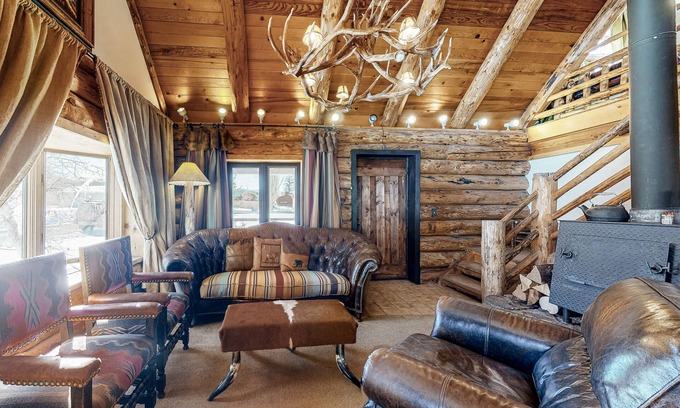 South Fork Casa | Classic alpine cabin with fast WiFi, enclosed yard, deck, & wood stove - dogs ok