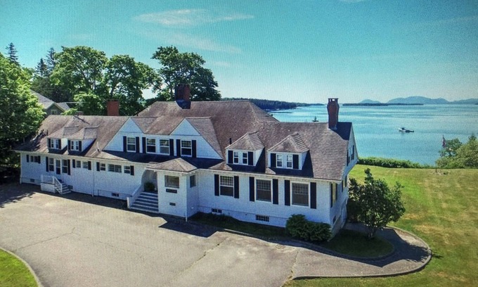 Sullivan Casa | Clásico y espacioso Maine Waterfront Retreat