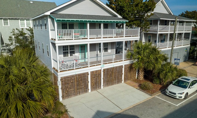 Wrightsville Beach Condominio | Classic Beach Cottage on Oceanside of Wrightsville Beach -Lower Level