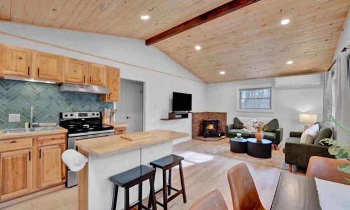 Locust Lake Village Cabina | Classic Cabin | Lake Access | Hot Tub