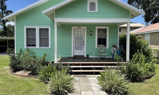 Breaux Bridge Cabaña | Classic Cajun Cottage on Bayou Teche - 1 & 1/2 miles from Downtown Breaux Bridge