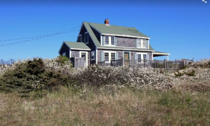 Dennis Casa | Classic Cape Cod Beach House with Private Beach!