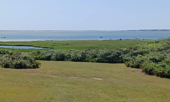 Edgartown Casa | Classic Chappy Beach House, grandes vistas al agua, cerca del agua