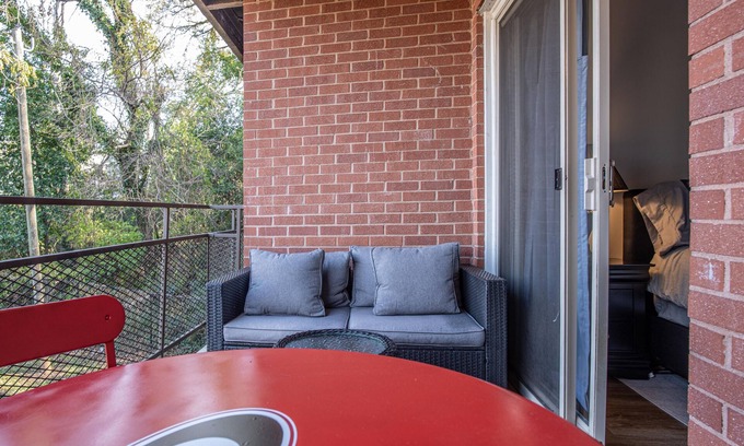 Athens Condominio | Classic City Getaway - 1 mile walk to Sanford Stadium!