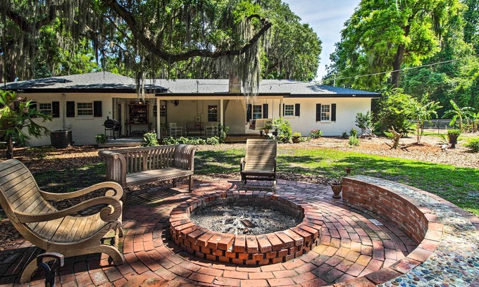 Montgomery Casa | Classic Family Home, 12 Miles to Downtown
