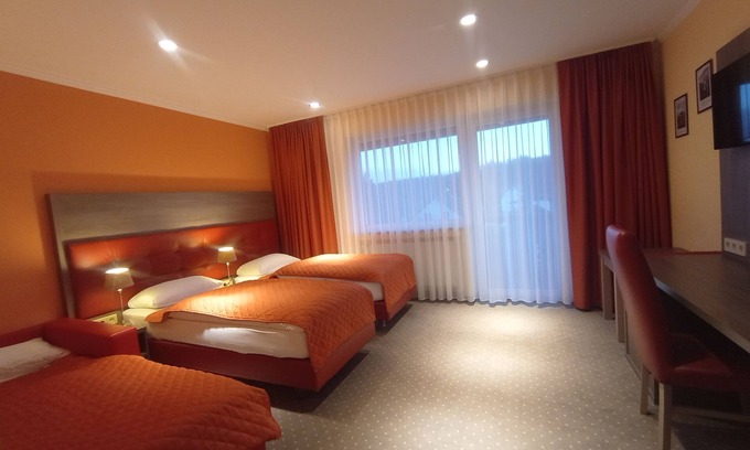 Donaueschingen Apartamento | Classic family room, modern with balcony, 1 double bed + 1 single bed or 3 single beds