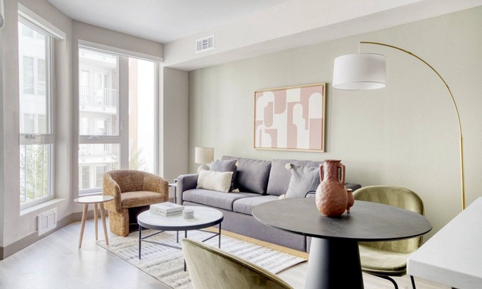 Central District Apartamento | Classic Fremont 1BR w/ Roof Deck, Pool & Spa, near TJ & WF, by Blueground