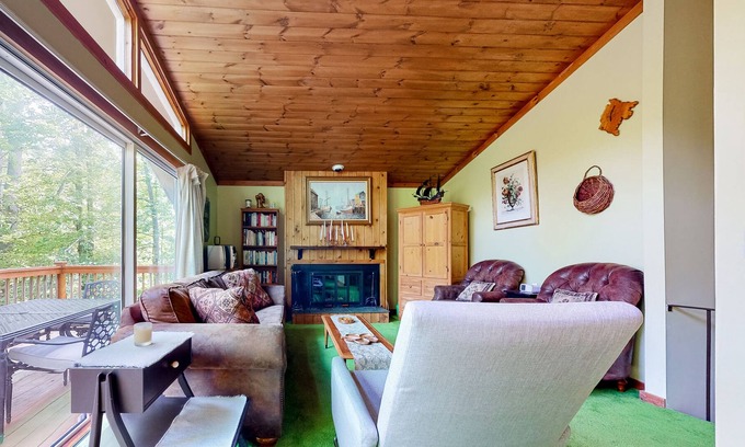 Londonderry Casa | Classic home half a mile from Magic Mountain with fireplace & large deck