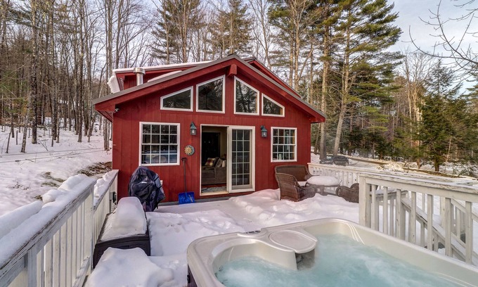 Cavendish Casa | ¡NUEVO LISTADO! Casa clásica de Vermont con bañera de hidromasaje, terraza y estufa de leña cerca del estanque Okemo