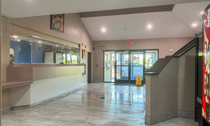 Parkway Village Hotel | Classic Inn By OYO I- 240 Near Memphis Airport