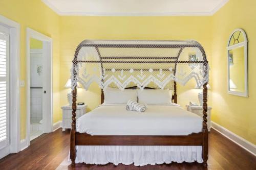 Historic Seaport Hotel | Classic King Balcony at the James House
