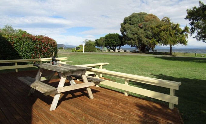 Waitahanui Casa | Classic Kiwi Bach by the Lake – Family Friendly in Five Mile Bay
