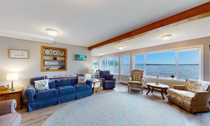 Winthrop Casa | Lakefront home with 3 docks