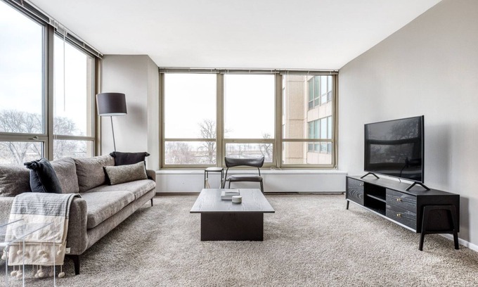 Lake View East Apartamento | Classic Lakeview 2BR w/ Deck, Pool & Gym, nr Lincoln Park, by Blueground
