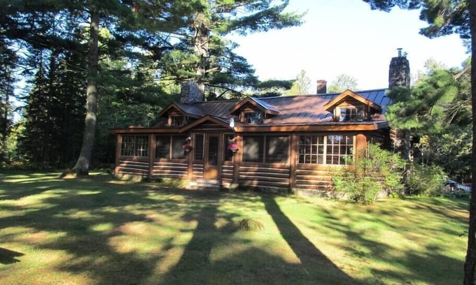 Republic Casa | Classic Lodge on Private Lake