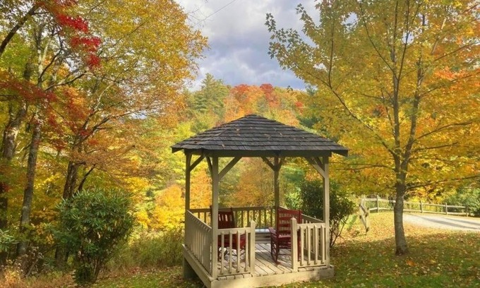 Blowing Rock Casa | Classic Log Cabin & Fireplace on Quiet River