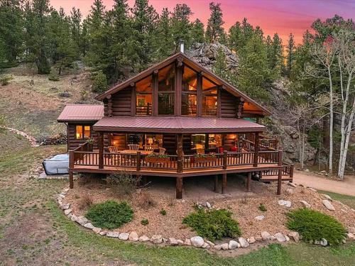 Lyons Casa | Classic Log Cabin near Rocky Mountain National Park and near Skiing