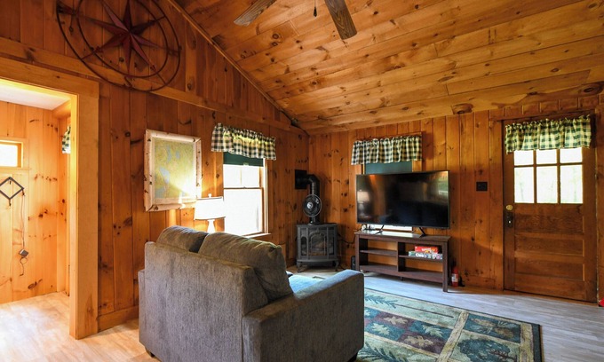 Raymond Cabaña | Classic Maine Cottage in an association with a nice yard and shared beach