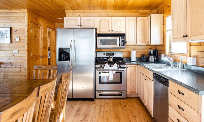 Pitkin County Cabina | Classic Mountain Log Cabin at Dreamy Art & Nature Retreat Center